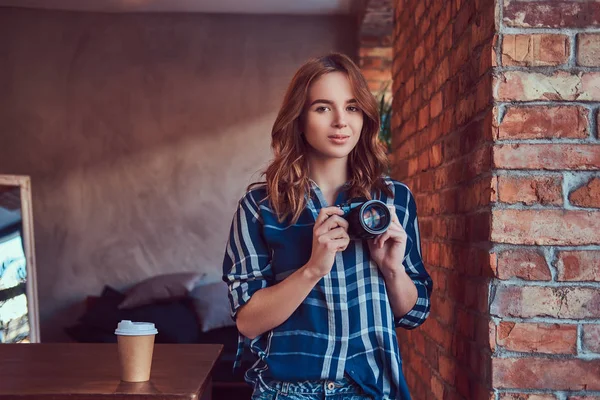 Okouzlující Mladá Dívka Fotograf Stojí Místnosti — Stock fotografie