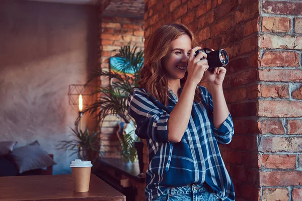 Okouzlující Mladá Dívka Fotograf Stojí Místnosti — Stock fotografie