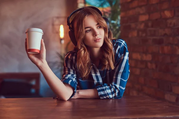 Uma Jovem Encantadora Garota Sensual Ouvindo Uma Música Fones Ouvido — Fotografia de Stock