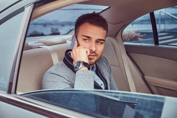 Stilig Affärsman Eleganta Kläder Arbeta Prata Telefon När Sitter Bilen — Stockfoto