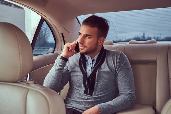 Pohledný Podnikatel Elegantní Oblečení Pracovní Mluvil Telefonu Při Sezení Autě — Stock fotografie