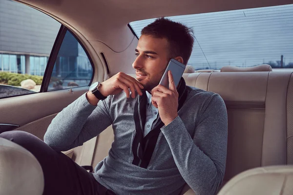 Empresário Bonito Roupas Elegantes Trabalhando Falando Telefone Enquanto Sentado Carro — Fotografia de Stock