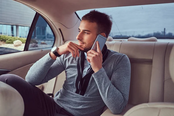 Empresário Bonito Roupas Elegantes Trabalhando Falando Telefone Enquanto Sentado Carro — Fotografia de Stock