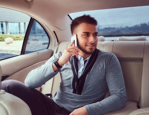 Przystojny Biznesmen Eleganckiej Odzieży Roboczej Rozmawia Przez Telefon Siedząc Samochodzie — Zdjęcie stockowe