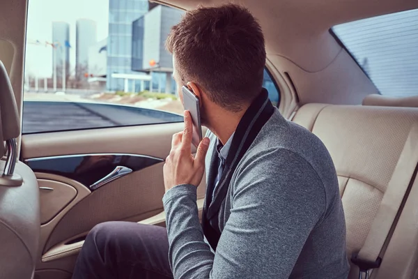 Empresário Bonito Roupas Elegantes Trabalhando Falando Telefone Enquanto Sentado Carro — Fotografia de Stock