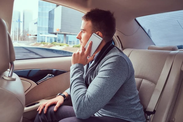 Przystojny Biznesmen Eleganckiej Odzieży Roboczej Rozmawia Przez Telefon Siedząc Samochodzie — Zdjęcie stockowe