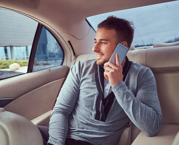 Empresário Bonito Roupas Elegantes Trabalhando Falando Telefone Enquanto Sentado Carro — Fotografia de Stock