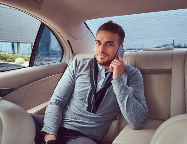 Egy Jóképű Üzletember Elegáns Ruházat Munka Beszélt Telefont Autóban Ülve — Stock Fotó