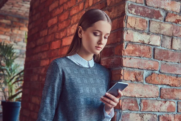 一个有阁楼内饰的房间里的年轻的感性女孩 — 图库照片