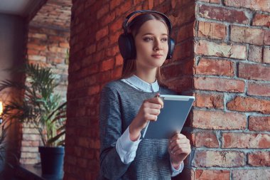 Bir mutlu genç ince şehvetli kız gri elbiseli