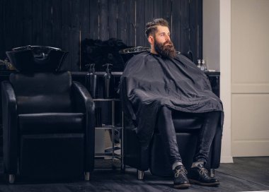 Sakallı yakışıklı ile daha önce saç yıkamada bir Kuaför Salonu.