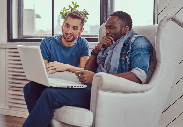 Amigos Afroamericanos Caucásicos Trabajando Con Portátil —  Fotos de Stock