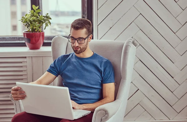 Joven Estudiante Sienta Una Silla Usa Portátil —  Fotos de Stock