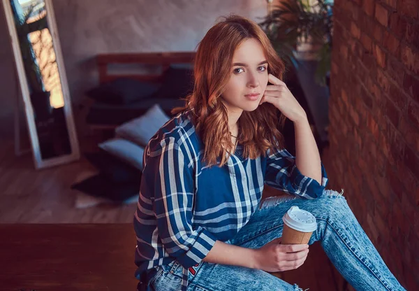 Πορτρέτο Του Ένα Νεαρό Hipster Κορίτσι Πίνει Καφέ Πρωί — Φωτογραφία Αρχείου