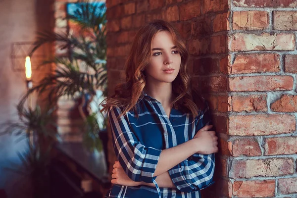 Una Chica Sensual Encantadora Joven Apoya Contra Una Pared Ladrillo — Foto de Stock