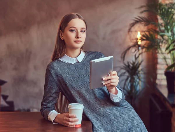 Uma Menina Sensual Magro Jovem Vestido Cinza Encostado Uma Mesa — Fotografia de Stock