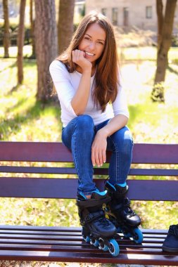Güzel bir kız portresi tekerlekli paten Giydir 