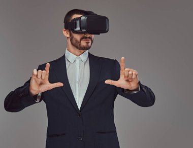 Stüdyo sakallı bir vahşi erkek portresi. Gri bir arka plan üzerinde izole.