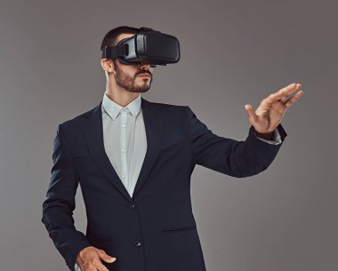 Stüdyo sakallı bir vahşi erkek portresi. Gri bir arka plan üzerinde izole.