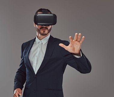 Stüdyo sakallı bir vahşi erkek portresi. Gri bir arka plan üzerinde izole.