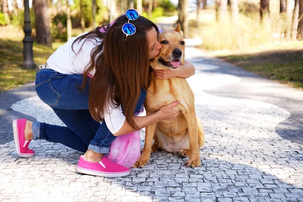 Stile Vita All Aperto Ritratto Una Bella Ragazza Godersi Natura — Foto Stock