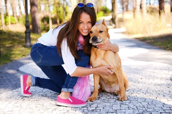 Estilo Vida Livre Retrato Uma Menina Bonita Desfrutando Natureza — Fotografia de Stock