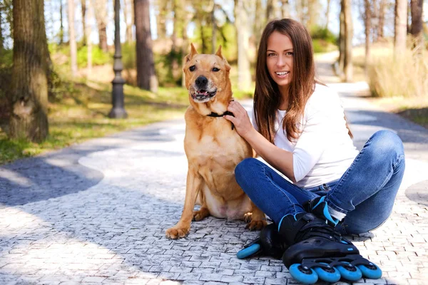 Zewnątrz Portret Styl Życia Piękną Dziewczyną Przyrodą — Zdjęcie stockowe