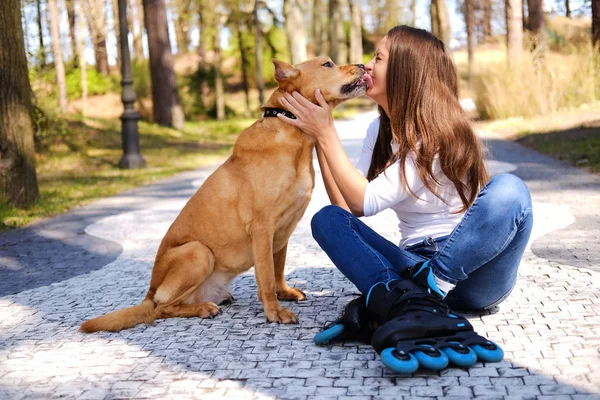 Utomhus Livsstil Porträtt Vacker Flicka Njuta Naturen — Stockfoto