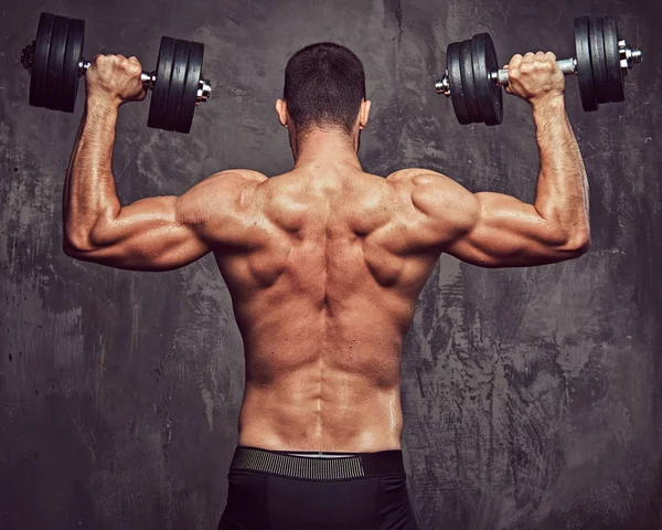 Acımasız Atletik Egzersiz Yaparak Gömleksiz Erkek Sakallı Gri Bir Arka — Stok fotoğraf
