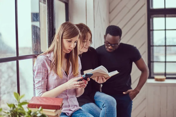 Grupo Jovens Estudantes Multirraciais Que Trabalham Com Livros Telefone Uma — Fotografia de Stock