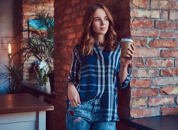 Bir genç hippi kız portresi sabah kahve içer