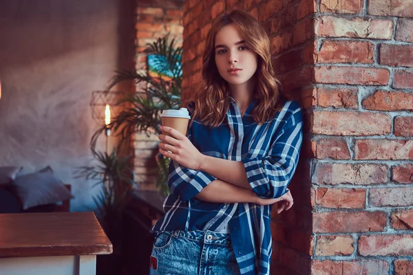 Bir genç hippi kız portresi sabah kahve içer