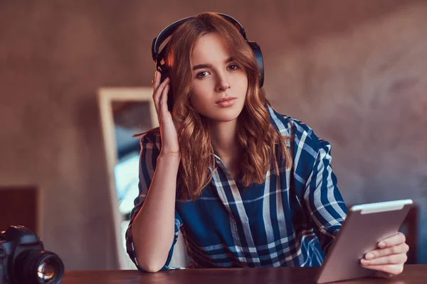 Una Chica Sensual Encantadora Joven Escuchando Una Música Auriculares —  Fotos de Stock