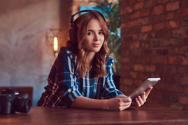 Una Chica Sensual Encantadora Joven Escuchando Una Música Auriculares — Foto de Stock