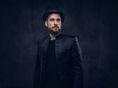 Sihirbaz karanlık bir arka plan üzerinde.