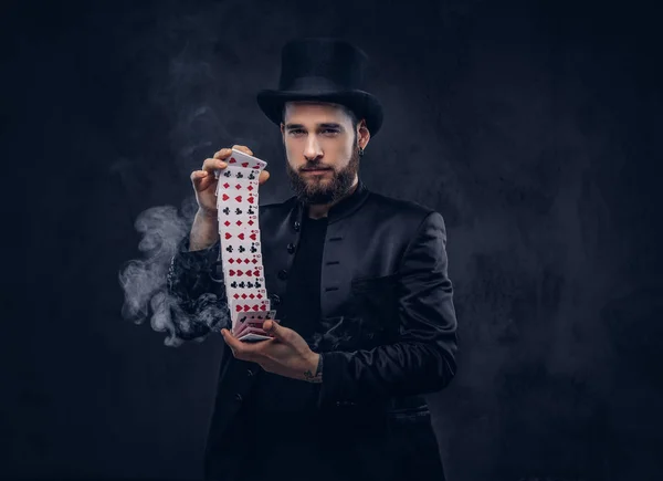 Mago Traje Negro Sombrero Copa Mostrando Truco Con Cartas Humo — Foto de Stock