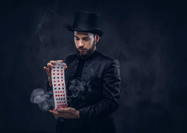 Mago Traje Negro Sombrero Copa Mostrando Truco Con Cartas Humo —  Fotos de Stock