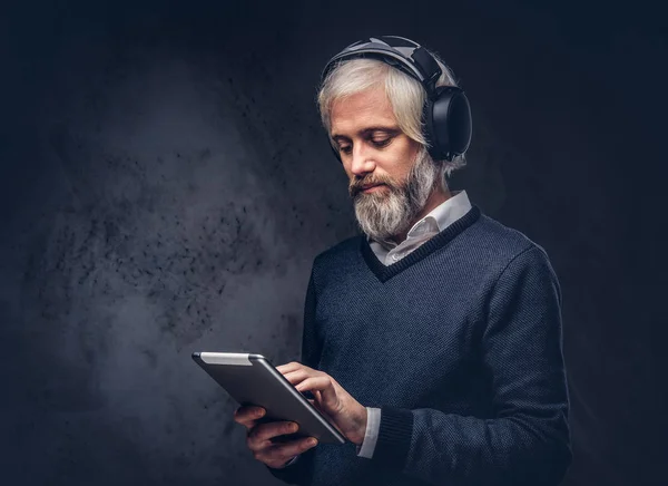 Retrato Estudio Hombre Mayor Guapo Usando Una Tableta Con Auriculares — Foto de Stock