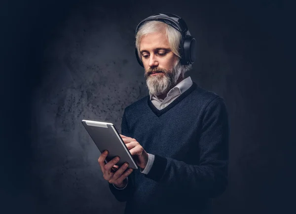 Retrato Estudio Hombre Mayor Guapo Usando Una Tableta Con Auriculares — Foto de Stock