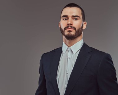 Stüdyo sakallı bir vahşi erkek portresi. Gri bir arka plan üzerinde izole.
