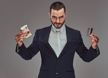 Stüdyo sakallı bir vahşi erkek portresi. Gri bir arka plan üzerinde izole.