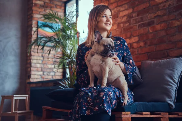 Retrato Una Mujer Sonriente Sentada Con Lindo Pug Una Habitación —  Fotos de Stock
