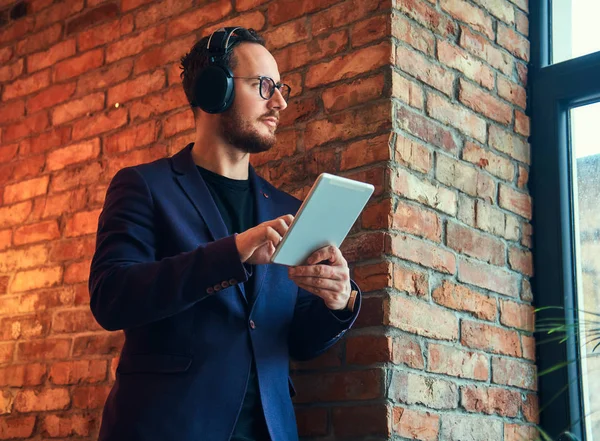 Retrato Hombre Barbudo Guapo Usando Traje Elegante Escuchando Lección — Foto de Stock