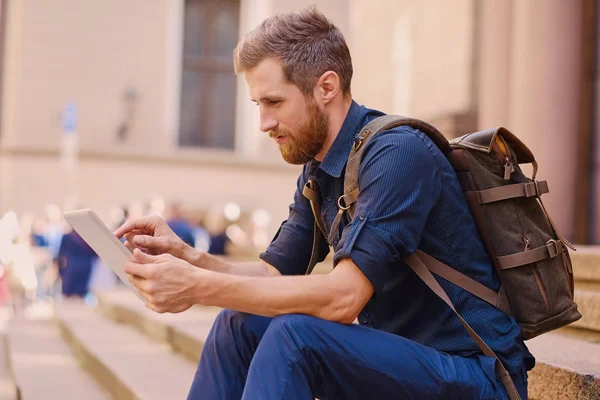 Handsome Bearded Male Tourist Casual Clothes Tablet — Stock Photo, Image