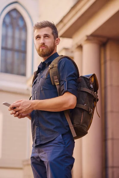 Knappe Gebaarde Mannelijke Toerist Casual Kleding Smartphone — Stockfoto