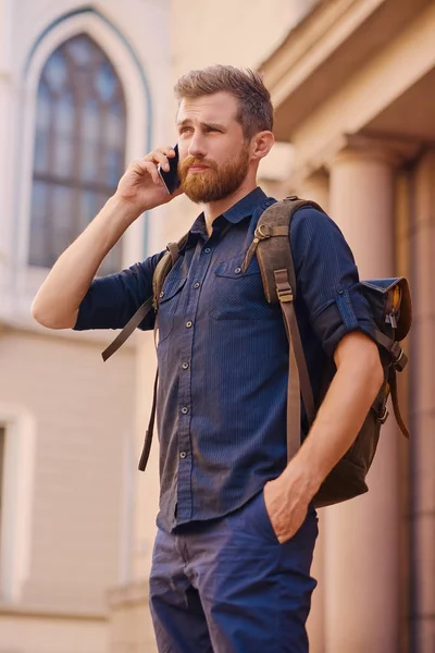 Handsome Bearded Male Tourist Casual Clothes Smartphone — Stock Photo, Image