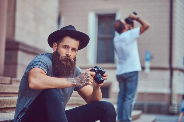 문신을 잘생긴 Hipster 캐주얼 모자는 카메라를 단계에 — 스톡 사진