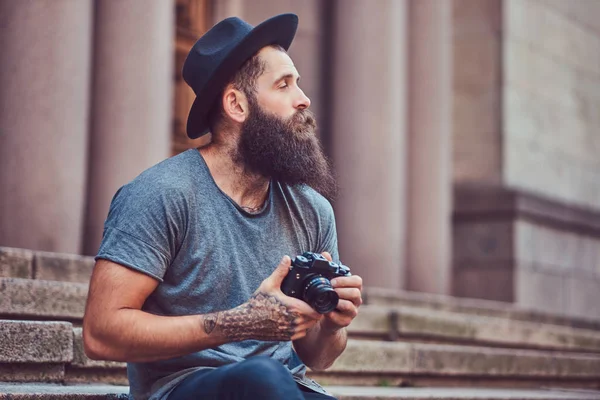 Hombre Hipster Guapo Con Una Barba Elegante Tatuaje Sus Brazos —  Fotos de Stock