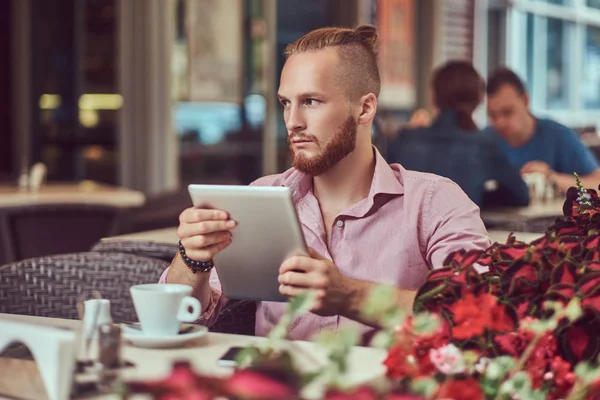 Bellissima Rossa Maschio Con Taglio Capelli Elegante Barba Camicia Rosa — Foto Stock