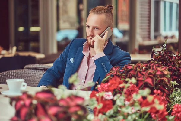 Hombre Negocios Pelirrojo Guapo Con Corte Pelo Elegante Barba Vestida — Foto de Stock